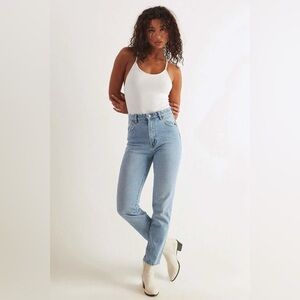 Rollas NWT Dusters Super High Rise Relaxed‎ Light Wash Cigarette Jeans Sz 26